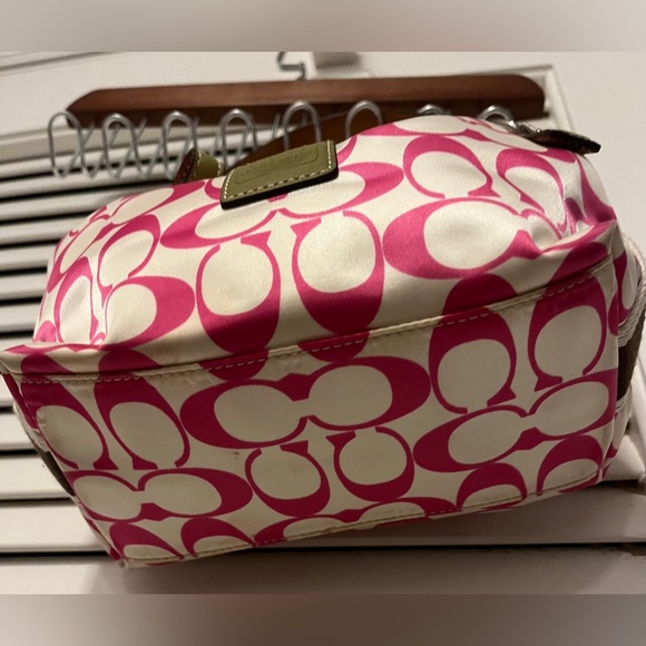 Coach mini. - Picture 3 of 11